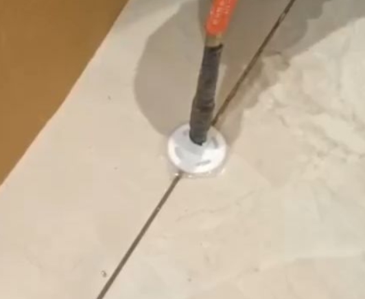 永川瓷砖空鼓维修公司专业解答瓷砖在铺贴过程中，如果没有涂抹均匀到位的粘结材料（如水泥砂浆或瓷砖胶），可能会导致以下问题